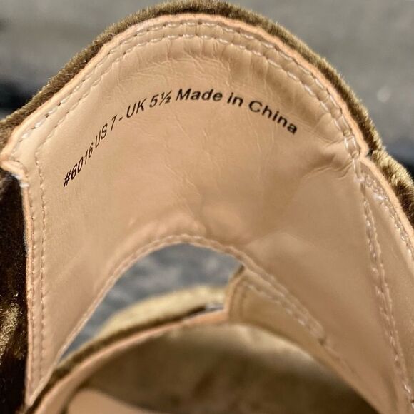 👡CAbi Interlock Green Crushed Velvet Chunky Open Toe Heels - Size 7 - Like New! - Picture 4 of 7